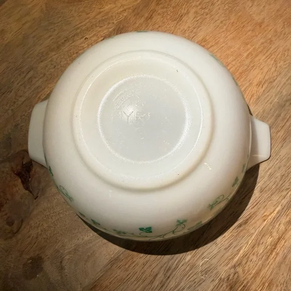 Vintage Pyrex Mixing Bowl with Green Ivy Pattern, 1.5 pt size - Picture 5 of 5